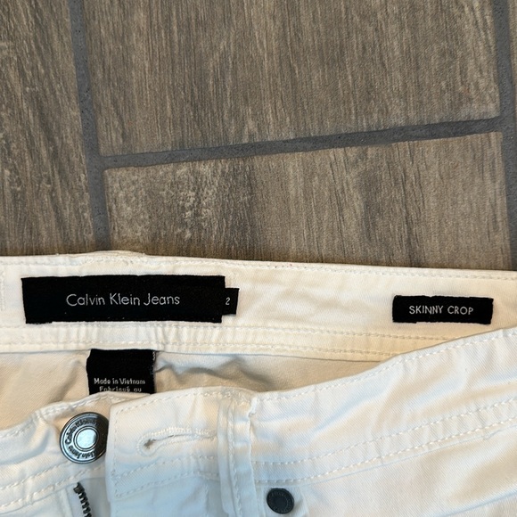 Calvin Klein white jeans skinny crop size 2. 5 pocket. Studs on front only - Picture 5 of 6